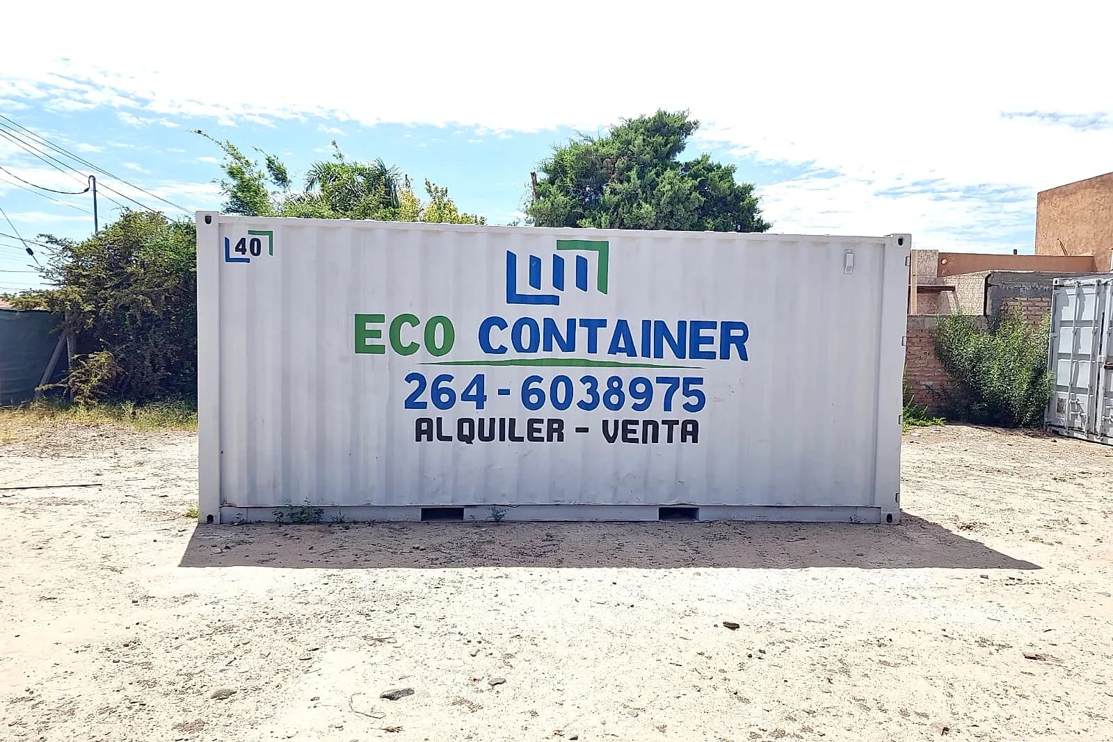 Container marítimo de 12 metros de Eco Container en su predio de San Juan, con la marca y el teléfono pintados y la leyenda «alquiler - venta»